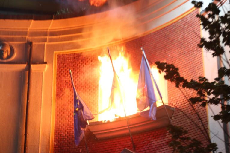 Bashkia e Tiranës akuzon protestuesit: Molotovi që shpërtheu te dritarja dogji flamurin kombëtar