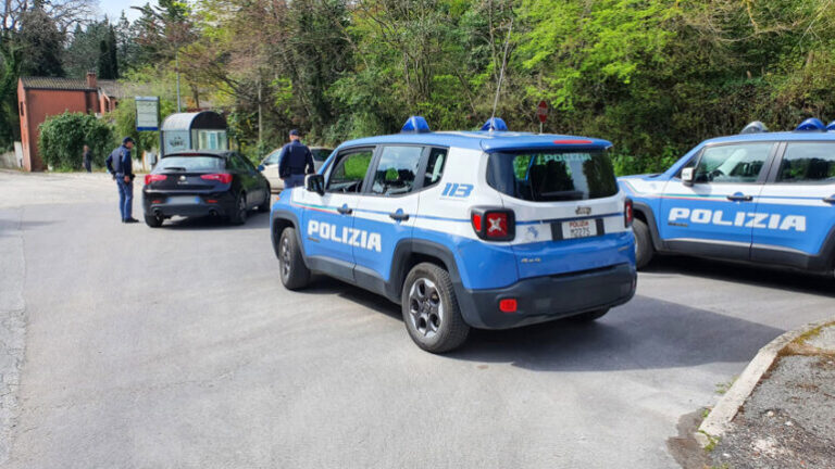 Tragjike! Nëna me djalin në krah hidhet nga kati i pesë i pallatit, gjejnë vdekjen