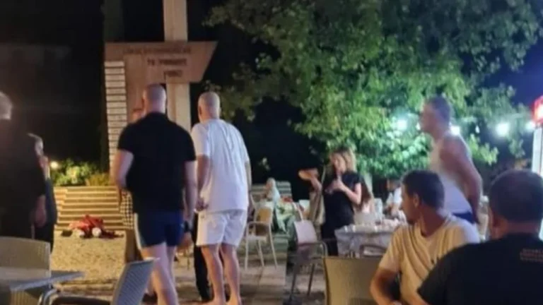 Rama shfaqet këmbëzbathur dhe me pantallona të shkurtra teksa shijon pushimet në jug të Shqipërisë