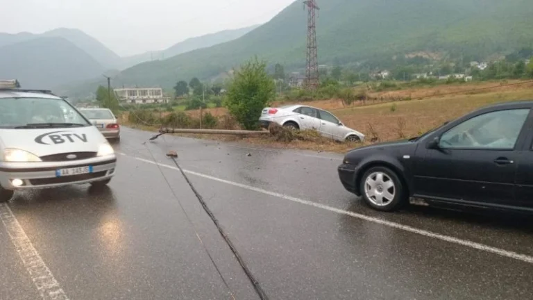 Aksident në Bulqizë, makina përplaset me shtyllën, plagoset rëndë drejtuesi i mjetit