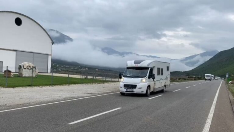 Turistët zviceranë pushojnë me kamper në Dibër, do eksplorojnë dhe bregdetin