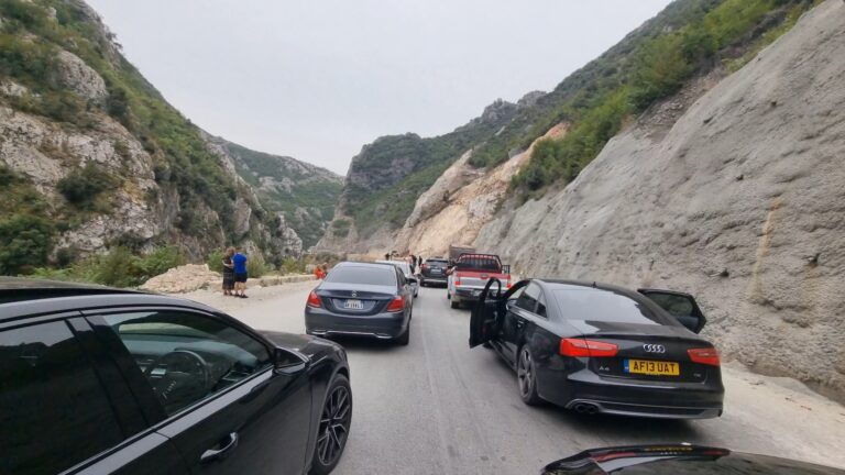 Probleme në rrugën e Arbrit, bllokim të qarkullimit tek Shkalla e Tujanit