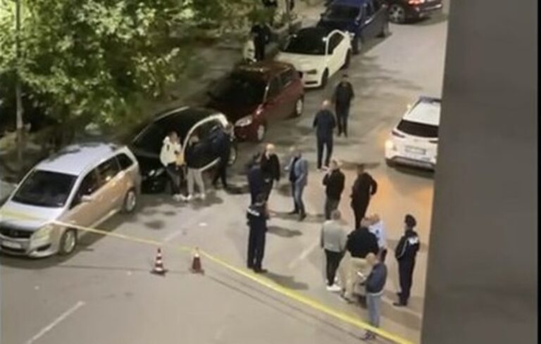 Qëlloi 8 herë me thikë 18-vjeçarin, si nisi sherri mes shokëve