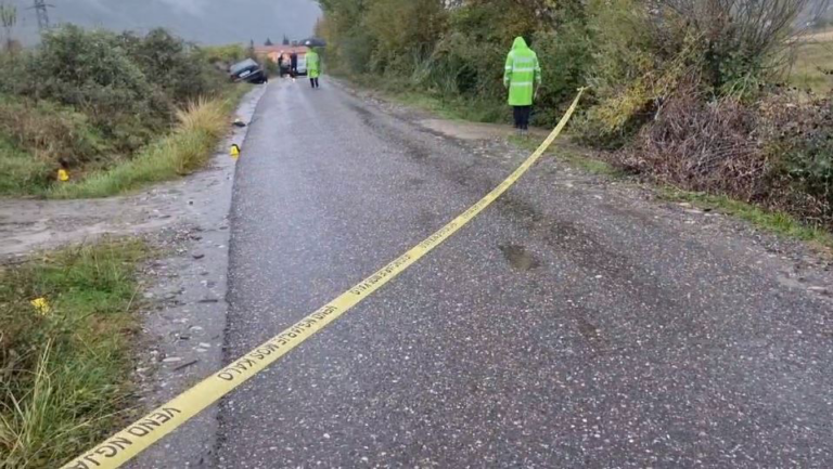 Aksidenti me vd*ekje, 19 vjeçari hodhi në ajër këmbësorin, makina vazhdoi ecjen për 30 metra në kanal. Detaje dhe pamje nga vendngjarja