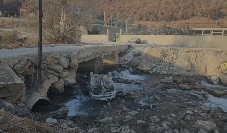 Aksident i rëndë me dy të plagosur në Bulqizë, makina del nga rruga dhe përfundon në lumë