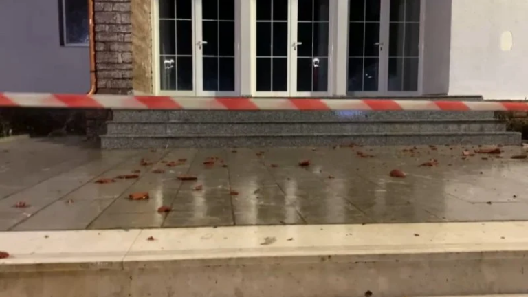 Stuhia shkakton dëme edhe në Bulqizë! Bien tjegullat e çatisë së Pallatit të Kulturës, rrezikohen kalimtarët