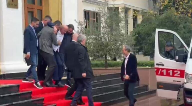 Ndodhej në seancë, deputeti i PD-së merret me ambulancë nga Kuvendi, ja çfarë ka ndodhur