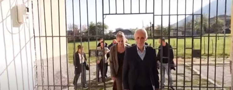 Bulqizë/ Maturantët rikthehen pas 25 vitesh në shkollën e mesme në Zerqan, ish- nxënësit e gjejnë të rrënuar