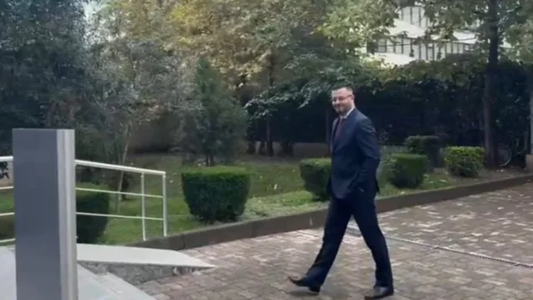 I pandehur për “Shpërdorim detyre”/ Deputeti i Partisë Socialiste Plarent Ndreca paraqitet në SPAK