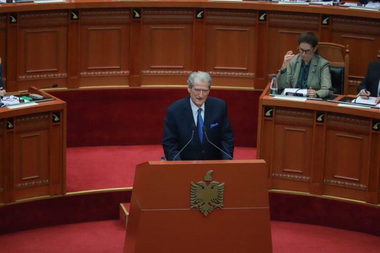 Berisha: Ju jeni të dështuar në mënyrë përfundimtare! Miratoni një buxhet pa asnjë qindarkë për të rinjtë dhe pensionistët