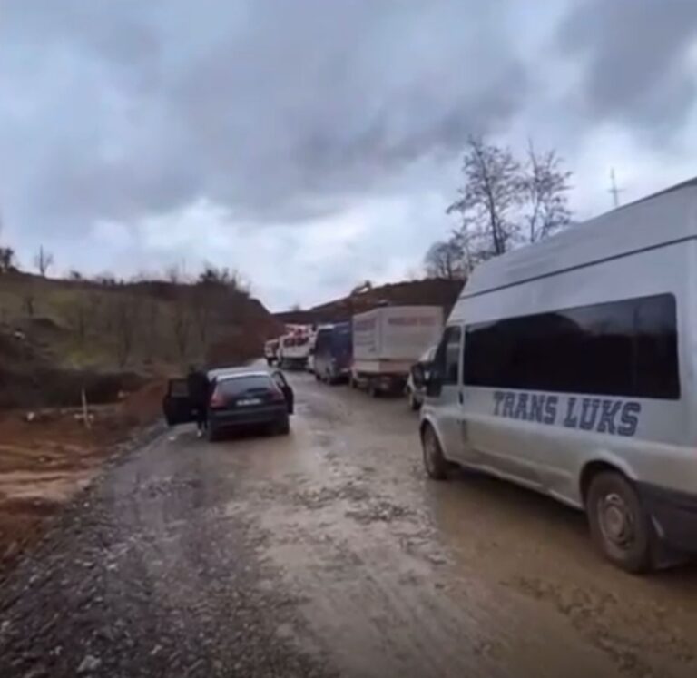 Bllokohet aksi Maqellarë-Peshkopi, qytetarët prej tre orësh të bllokuar