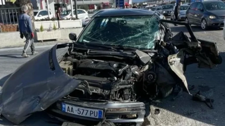 Aksident i rëndë në Elbasan, tri automjete të përfshira! Një person në gjendje të rëndë