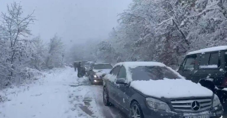 Reshjet e dëborës/ Situatë problematike në qarkun e Dibrës, Bypass-i i Murrizit vijon i bllokuar