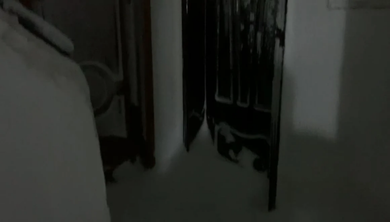 Temperaturat deri në -5°C, reshjet e dendura të dëborës në Bulqizë mbulojnë edhe hyrjet e pallateve