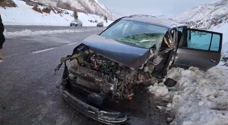 Makina godet kolonën e urës në Bulqizë, shoferi në gjendje kritike. Mjeti bëhet ‘copash’