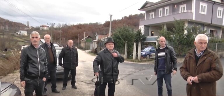 Banorët e dy fshatrave në protestë për devijimin e projektit të rrugës