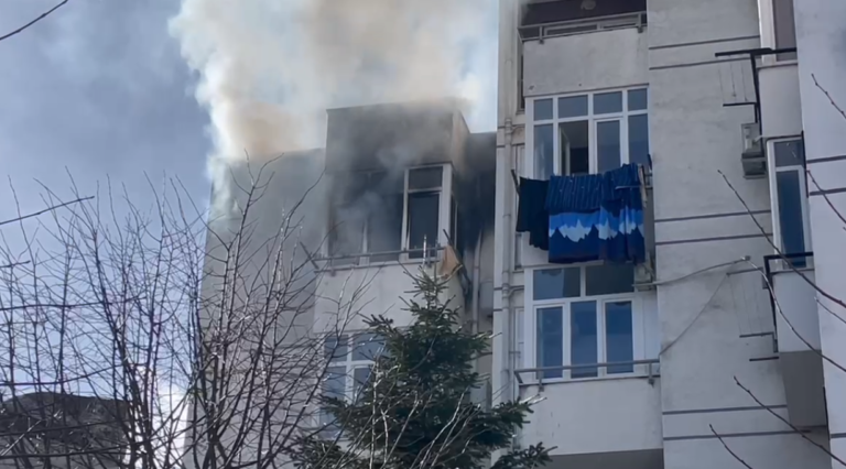 Merr flakë apartamenti në katin e 5-të të pallatit, shkak dyshohet bombola e gatimit