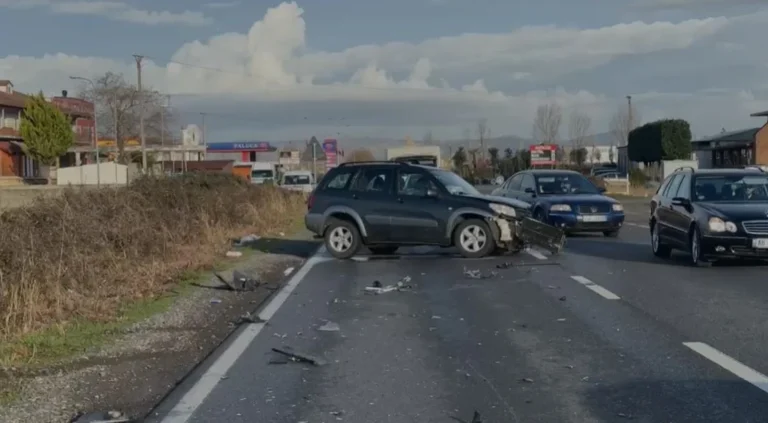 Aksident i trefishtë në superstradën Lezhë-Milot, përfshihet edhe autobusi me nxënës