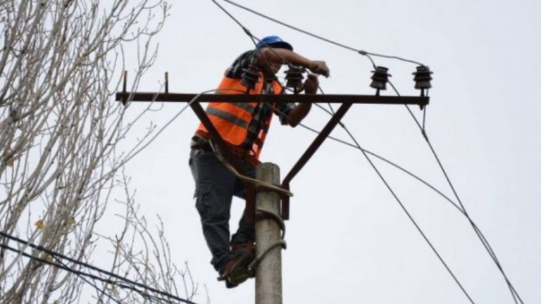 Nuk u ndje mirë gjatë punës, elektriçisti rrëzohet nga shtylla! Dërgohet në Spitalin e Traumës