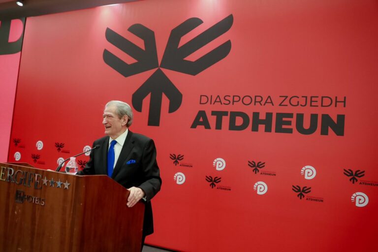 Sali, me shqiptarët s’kemi asnjë problem. Janë të shkëlqyer”, Berisha kujton bisedat me Berlusconin: Këtu në Romë kemi aleatin më të vjetër të kombit tonë, Vatikanin. Mirënjohje Papa Françeskut!