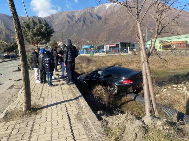 Aksident i frikshëm në Bulqizë/ Makina me shpejtësi del nga rruga dhe ngjitet në trotuar, përplas gruan