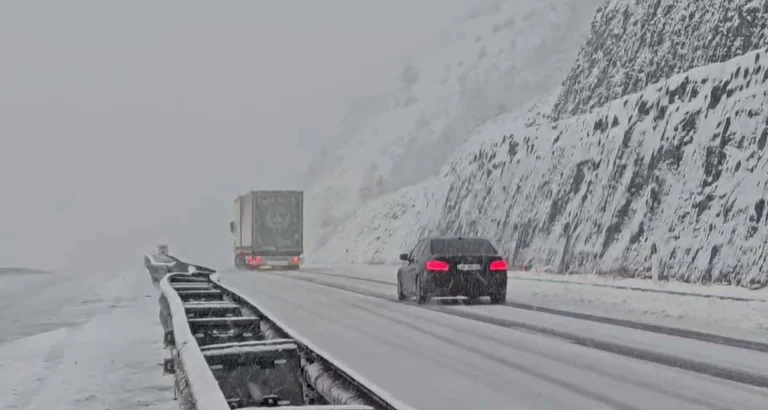 Dëbora “mbërthen” edhe Bulqizën, si paraqitet situata në akset rrugore