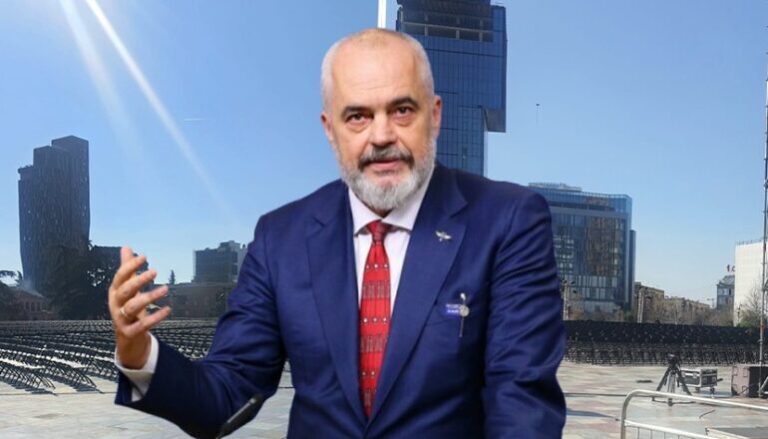 FOTO/ Sheshi Skënderbej mbushet me karrige, nisin përgatitjet për takimin e Ramës me punonjësit e Bashkisë së Tiranës