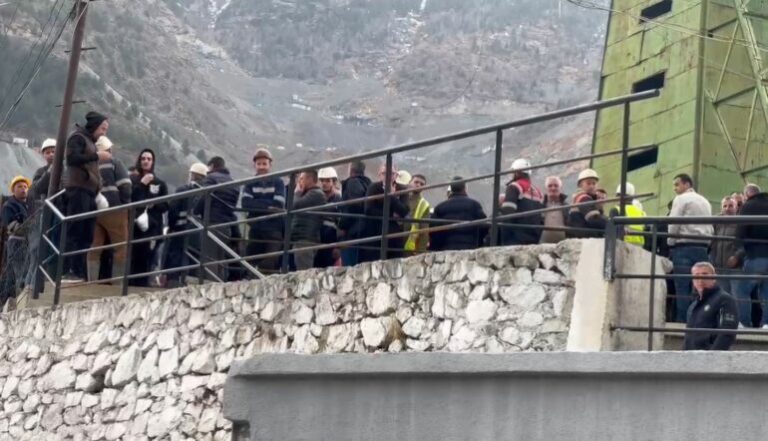 Minatorët e Bulqizës vijojnë bojkotin, kundërshtojnë kërkesën për të punuar të shtunave dhe…