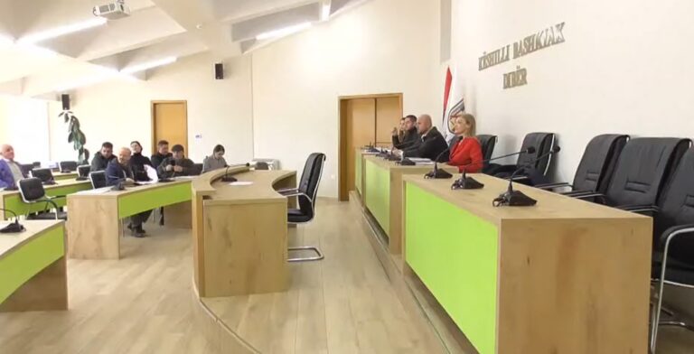 Demokratët në këshillin bashkiak të Dibrës kërkojnë shkarkimin e kryetares, Irini Shehu: Eshtë arrogante, fyen këshilltarët