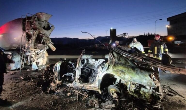 Aksidenti tragjik në Fushë Prezë/ Pamje të reja, zjarrfikësit hapin makinën e copëtuar me gur fresibël për të nxjerrë trupat