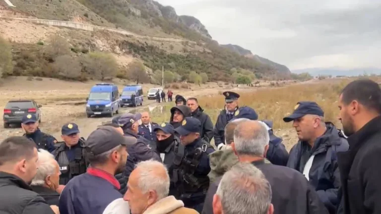 Vijon protesta kundër ndërtimit të resortit të Ulajt në Velipojë, banorët përplasen me policinë