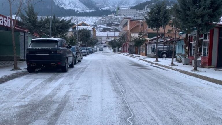Temperaturat zbresin në -5 gradë Celsius! Dëbora i lë vendin ngricave në Bulqizë dhe Mat, probleme në qarkullimin e automjeteve
