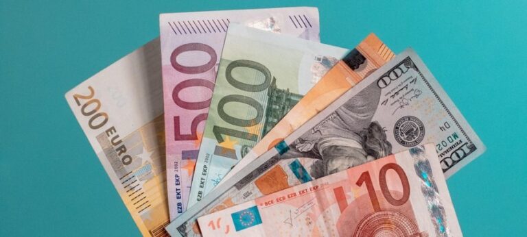 Kursi i këmbimit 3 Prill 2024! Euro dhe paundi bien sërish, mësoni me sa blihen e shiten monedhat e tjera ditën e sotme