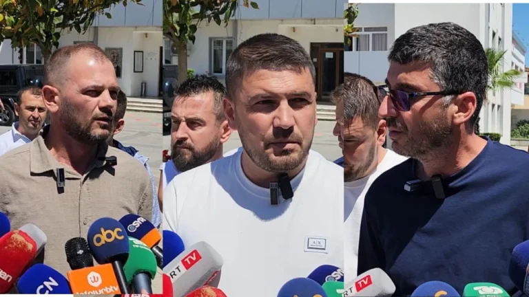 “Nuk ka asnjë lëvizje nga shteti”/ Prindërit e fëmijëve të prekur me salmonelë, protestë para bashkisë Gramsh: Të hetohet rasti!