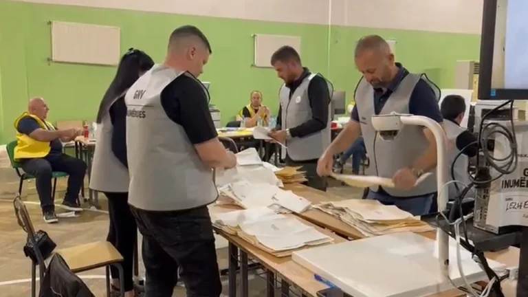 Numërohen 69 nga 222 kuti në Dibër, PS vijon të kryesojë ndaj PD-së