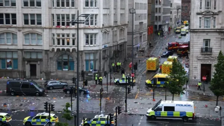 Hyri në mes të turmës duke plagosur dhjetëra persona, arrestohet autori i dyshuar në Liverpool! Policia: Mos spekuloni
