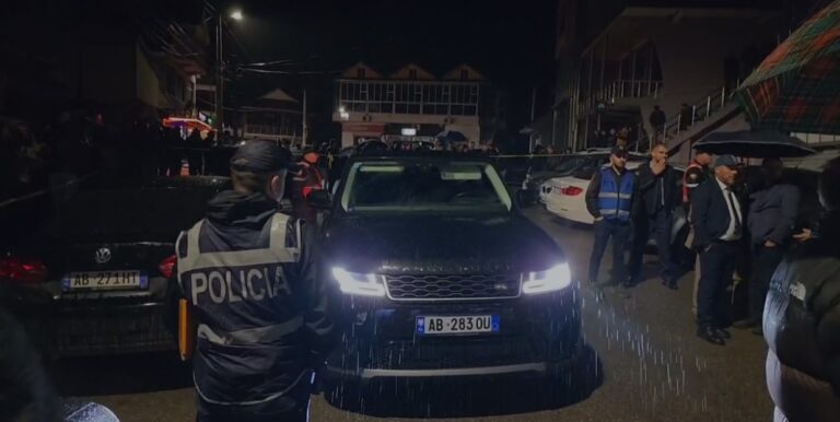 Dollarë, paundë e tollona nafte/ Tensione në Maqellarë, pamje nga momenti kur demokratët bllokojnë makinën e biznesmenit Fiqiri Pali