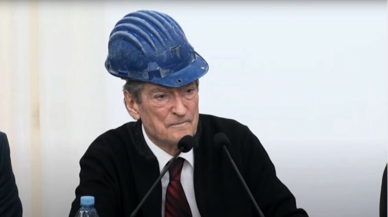 Berisha me kapele minatori në Bulqizë: Rama të vij në këtë sallë dhe të dëgjojë hallet e tyre, për çfarë i duhet atyre Lamborghini i Noizyt? I bëre gropën opozitës dhe re brenda