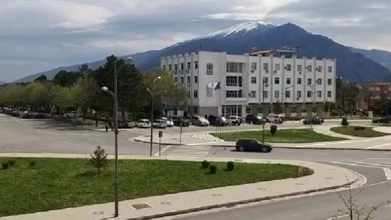 Dorëheqje zyrtarësh edhe në bashkinë e Kukësit, largohen nga detyra nënkryetarët dhe 14 administratorë