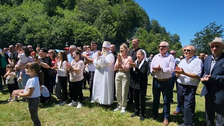 Festohet pelegrinazhi i Ballëm Sulltan të Martaneshit në Bulqizë, besimtarët shprehin lutjet e tyre