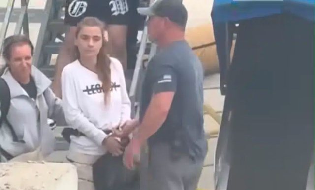 Nëna shqiptare tenton të shpëtojë nga burgu djalin 20-vjeçar, arrestohet në aeroportin e Miamit