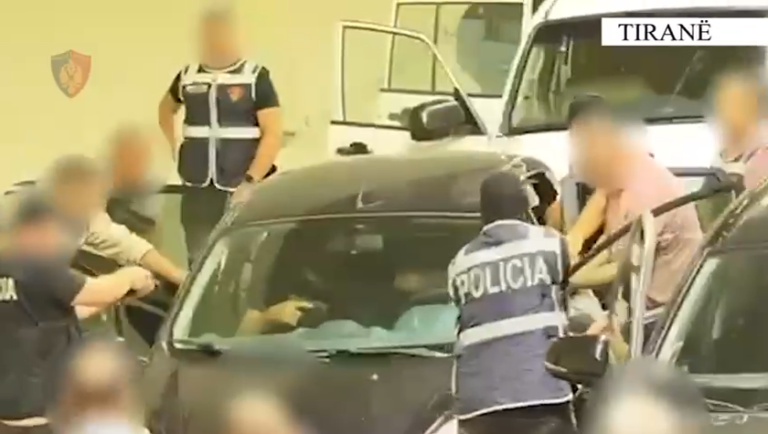 Rruga e Arbrit/ Dyshohet se u shiste armë, kapet 22‑vjeçari me dy kallashnikovë në bagazh