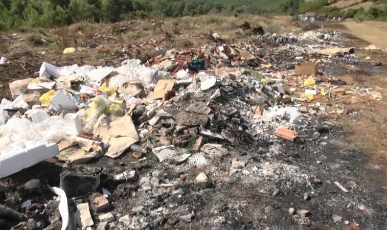 Fusha e “Kuvendit të nëntë maleve të Dibrës” shndërrohet në fushë mbetjesh