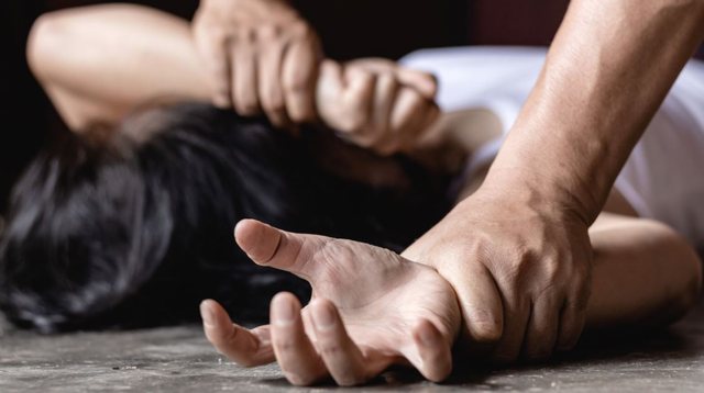 Ngjarja e rëndë/ 30-vjeçarja denoncon në polici vjehrrin e saj për përdhunim: Ka abuzuar seksualisht me mua