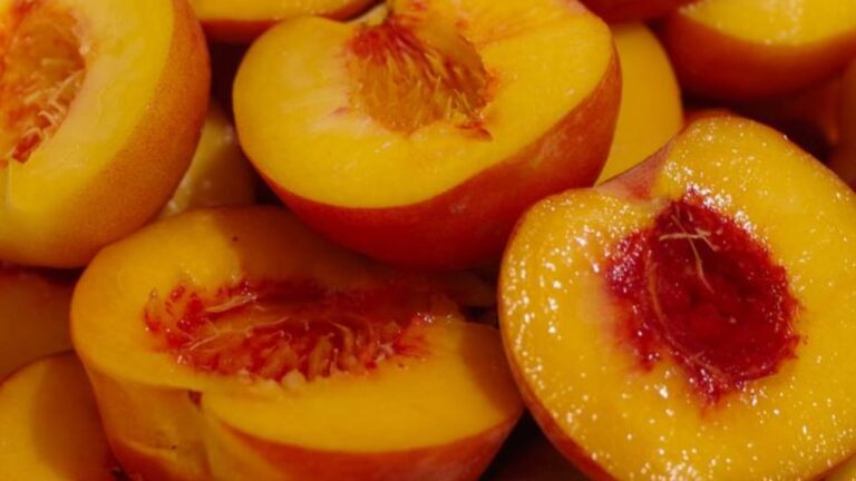 Pesticide mbi normë në tregun shqiptar, AKU bllokon pjeshkat dhe rrushin nga Greqia