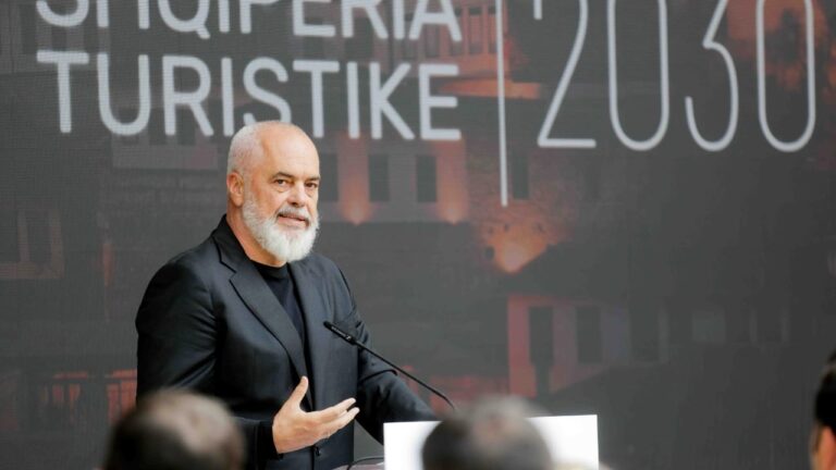 “Ksamili, plazh i dhunuar”/ Rama: S’mund të jetë më pre e injorantëve që e shohin si tokë për t’u pushtuar, ku rrezikon të të penetrojë gozhda e ndryshkur